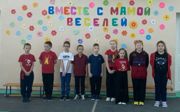 Cпортивный праздник «Вместе с мамой веселей».